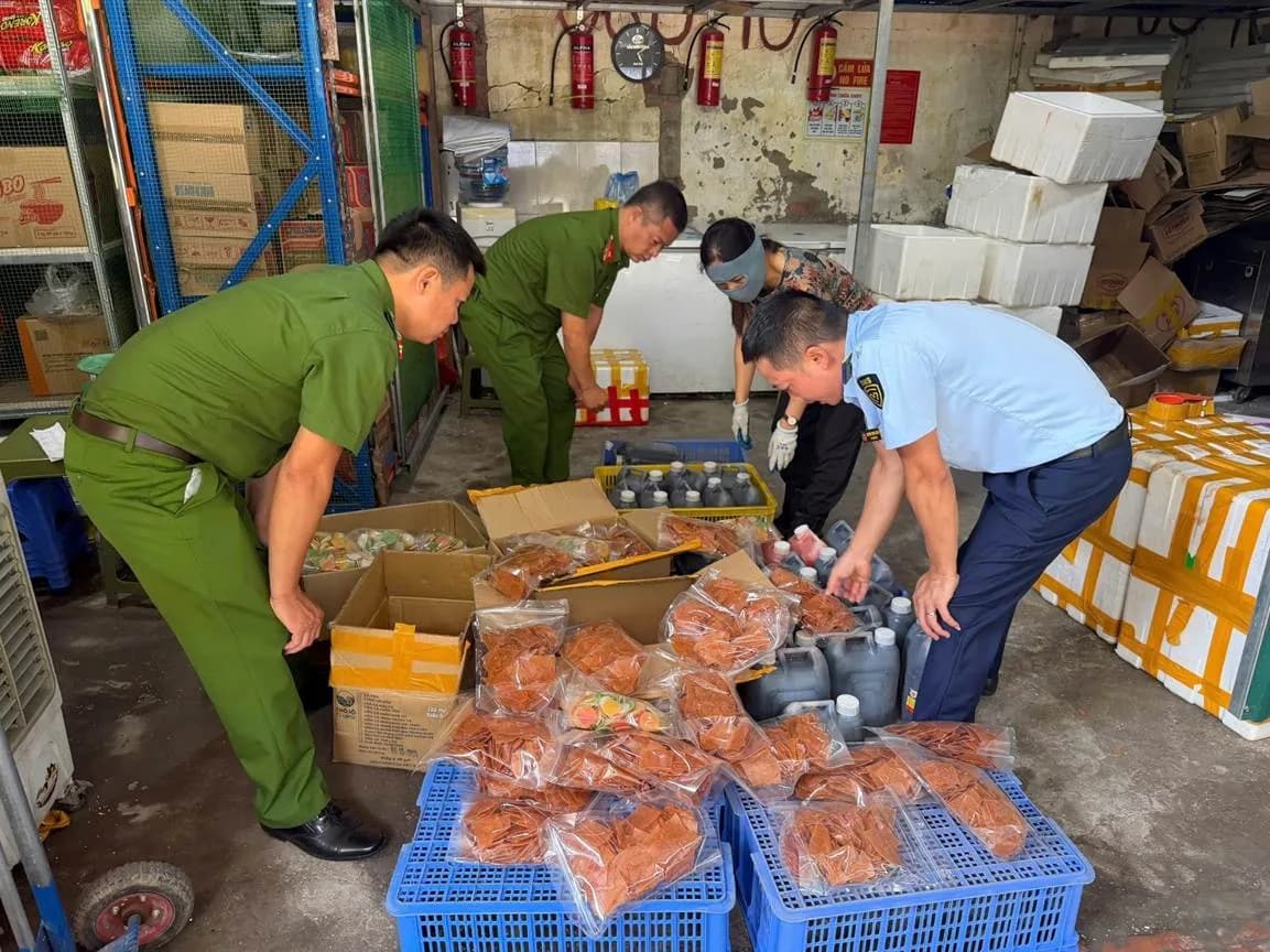 Lực lượng QLTT Hà Nội phối hợp với ngành công an xử lý cơ sở kinh doanh hàng hóa không rõ nguồn gốc tại phường Tây Mỗ
